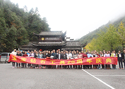 玉宝员工留影于江西大鄣山卧龙谷